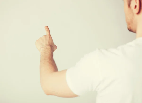 Mano de hombre apuntando a algo — Foto de Stock