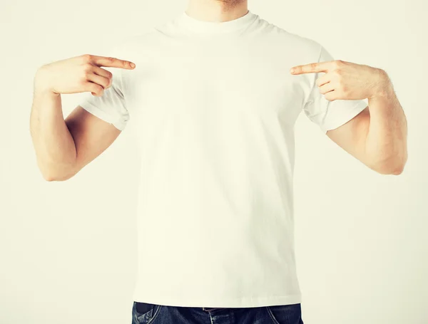 Mannen i tomma t-shirt — Stockfoto