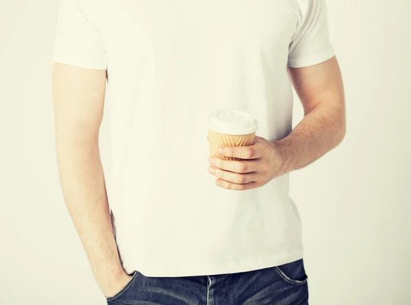 Man handen håller take away kaffe — Stockfoto