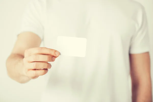 Main d'homme avec papier blanc — Photo