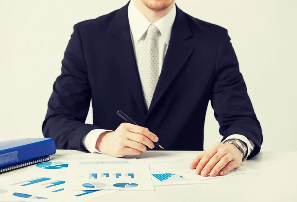 Empresario trabajando y firmando con papeles — Foto de Stock