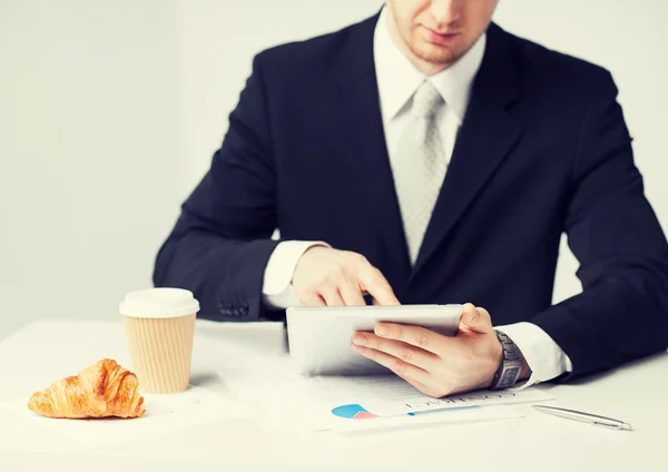 Homme avec comprimé pc et tasse de café — Photo