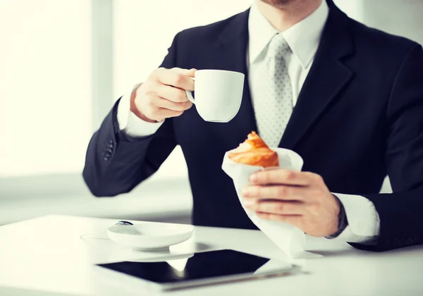 Hombre con tableta PC y taza de café — Foto de Stock