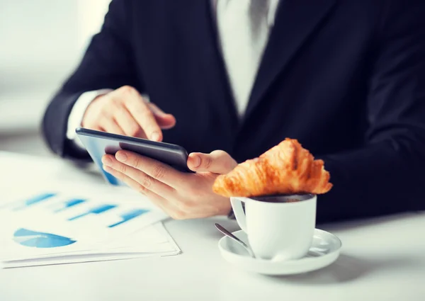 Uomo con tablet pc e tazza di caffè — Foto Stock