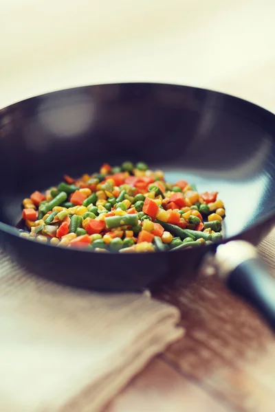 Close up de panela wok com legumes — Fotografia de Stock