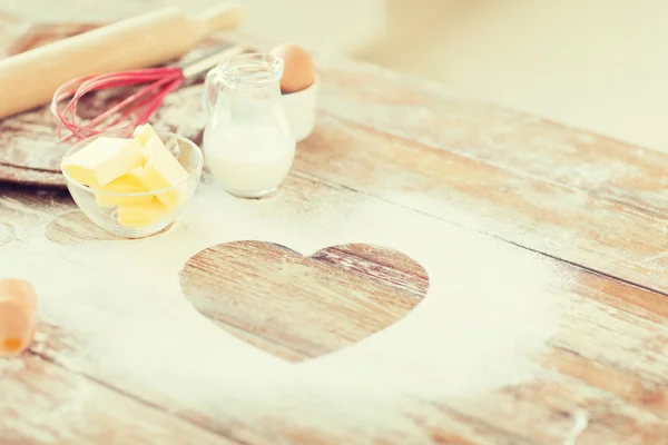 Gros plan du coeur de farine sur la table en bois à la maison — Photo