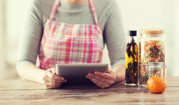 Primer plano de la mujer que lee la receta de la tableta PC — Foto de Stock