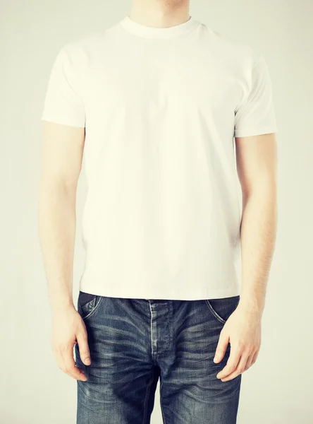 Homme en t-shirt blanc — Photo