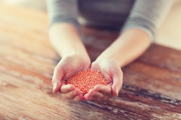 Cloes up des mains coupées femelles avec du quinoa — Photo