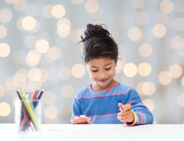 Felice disegno bambina con matite da colorare — Foto Stock