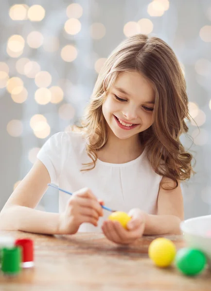 Primer plano de la chica con cepillo para colorear huevos de Pascua — Foto de Stock