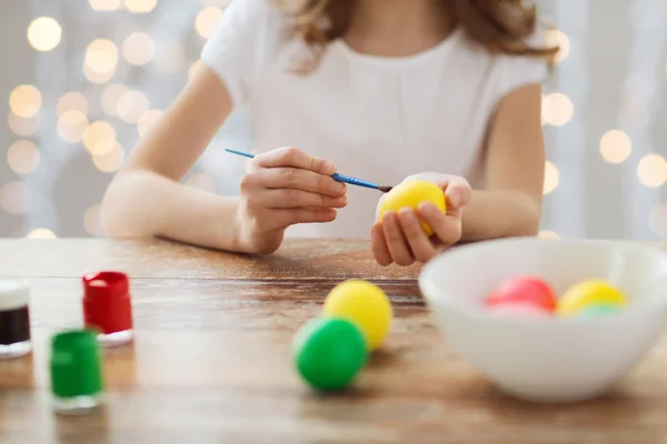 Close up de menina com pincel colorir ovos de páscoa — Fotografia de Stock