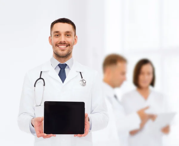 Sonriente médico masculino con tableta pc — Foto de Stock