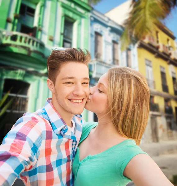 Пара целуется и делает селфи над улицей города — стоковое фото