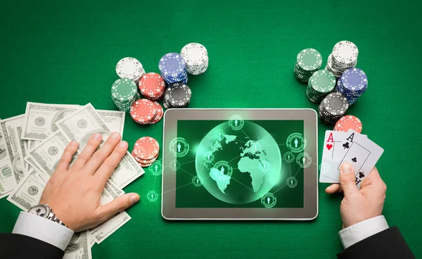 Casino poker oyuncusu kartları, tablet ve patates kızartması ile — Stok fotoğraf