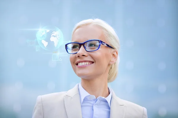 Joven mujer de negocios sonriente en gafas al aire libre — Foto de Stock