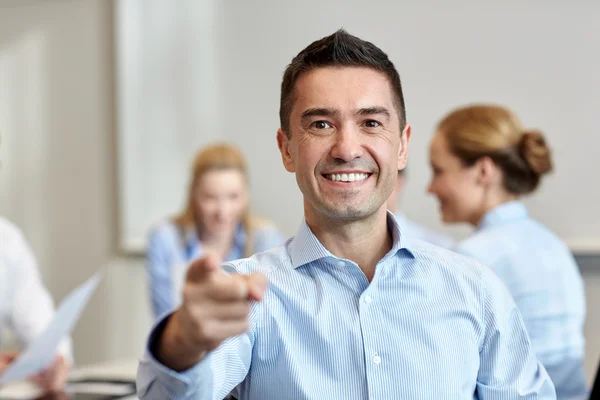 Grupo de empresarios sonrientes reunidos en el cargo — Foto de Stock