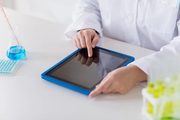 Nahaufnahme eines Wissenschaftlers mit Tablet-PC im Labor — Stockfoto