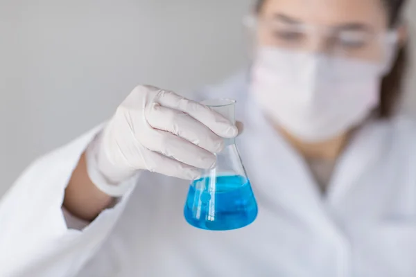 Primer plano de la mujer con la prueba de fabricación de frasco en el laboratorio — Foto de Stock