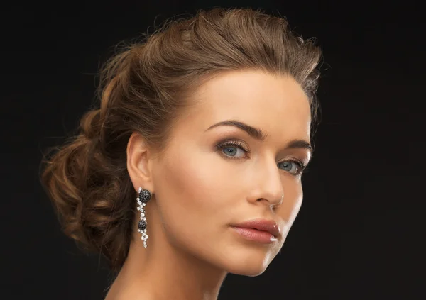 Mujer con pendientes de diamantes — Foto de Stock