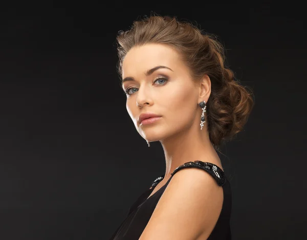 Mujer con pendientes de diamantes — Foto de Stock