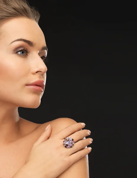 Mujer con anillo de cóctel —  Fotos de Stock