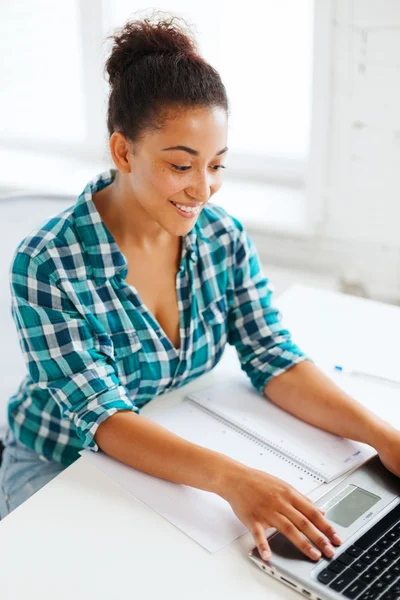 Studente internazionale ragazza con computer portatile a scuola — Foto Stock