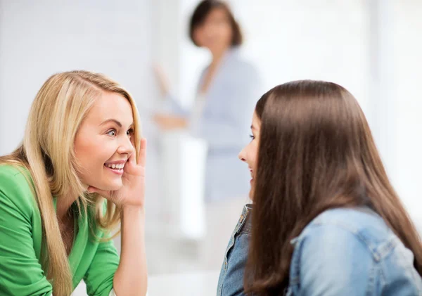 Studente ragazze pettegolezzi a scuola — Foto Stock