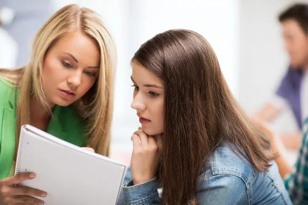 Student tjejer tittar på bärbara datorer i skolan — Stockfoto