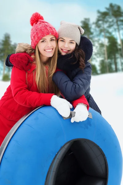 Feliz chica amigos con nieve tubos al aire libre — Foto de Stock