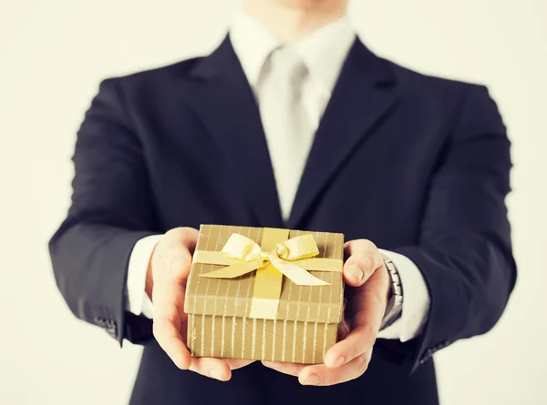 Hombre manos sosteniendo caja de regalo — Foto de Stock