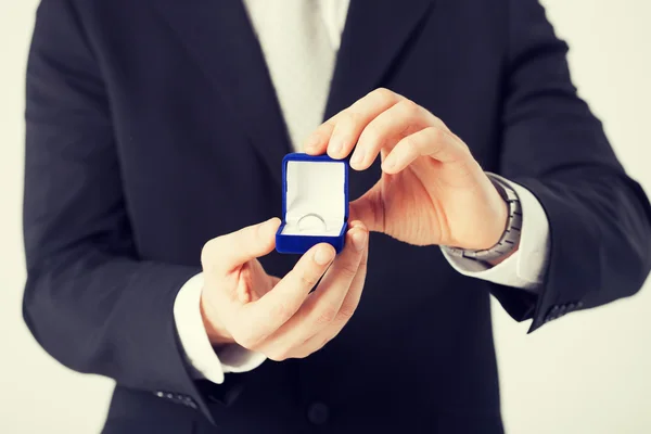 Человек с подарочной коробкой и обручальным кольцом — стоковое фото