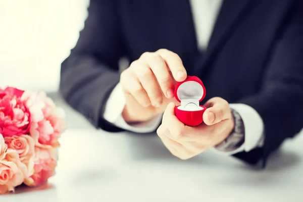 Homem com caixa de presente e anel de casamento — Fotografia de Stock