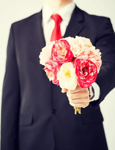 Homem dando buquê de flores — Fotografia de Stock