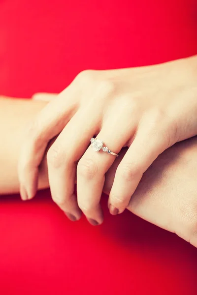 女人显示她手上的结婚戒指 — 图库照片