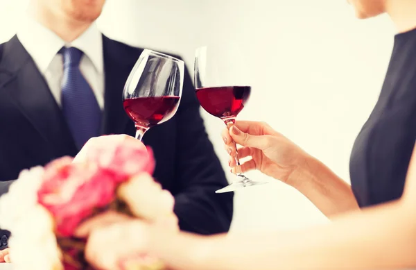 Şarap bardakları ile nişanlı Çift — Stok fotoğraf