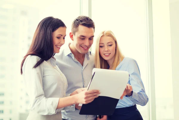 Business team looking at clipboard — Stock Photo, Image