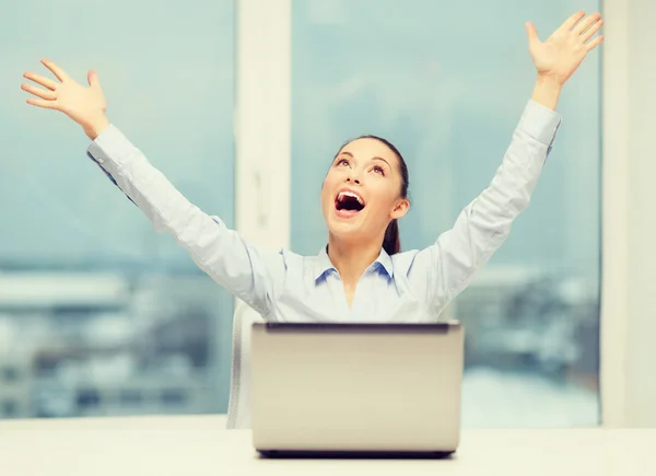 Screaming businesswoman with laptop in office — Stock Photo, Image