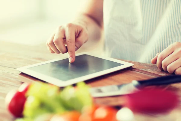 Closeup of man pointing finger to tablet pc — Stock Photo, Image