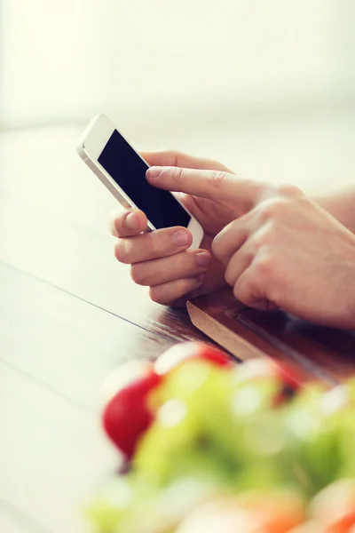 Fechar a mão masculina apontando dedo para smartphone — Fotografia de Stock