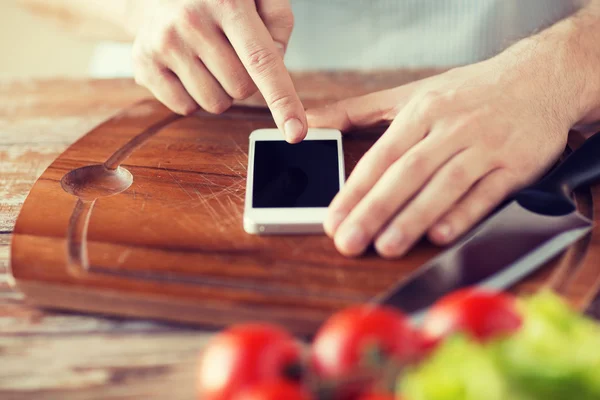 Närbild av man pekande finger till smartphone — Stockfoto