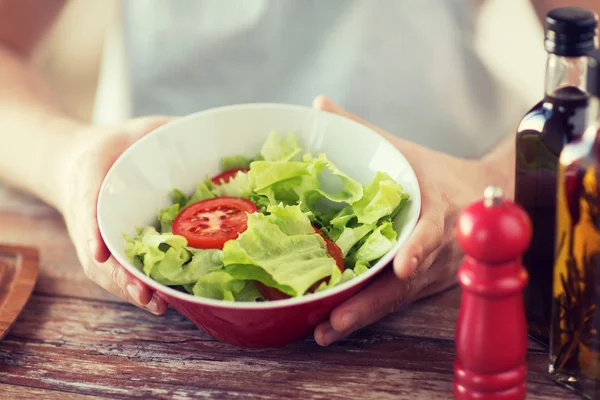 Zavřete mužské ruky držící misku se salátem — Stock fotografie