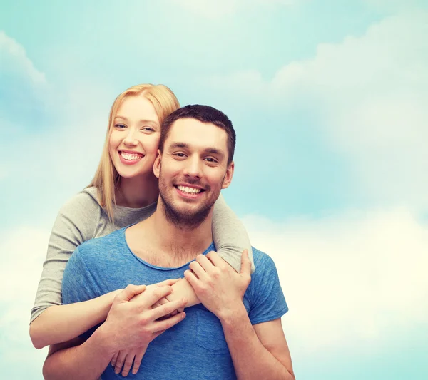 Abraço de casal sorridente — Fotografia de Stock