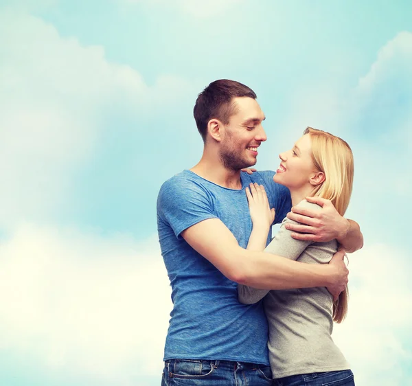 Uśmiechający się para, przytulanie i patrząc na siebie — Zdjęcie stockowe