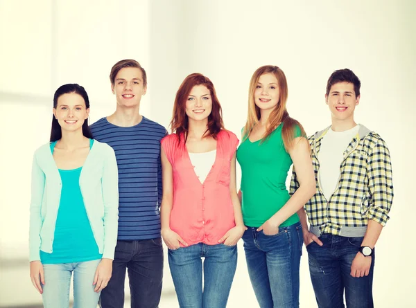 Groep lachende studenten permanent — Stockfoto