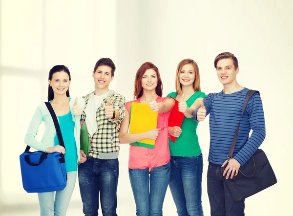 Grupp leende studenter står — Stockfoto