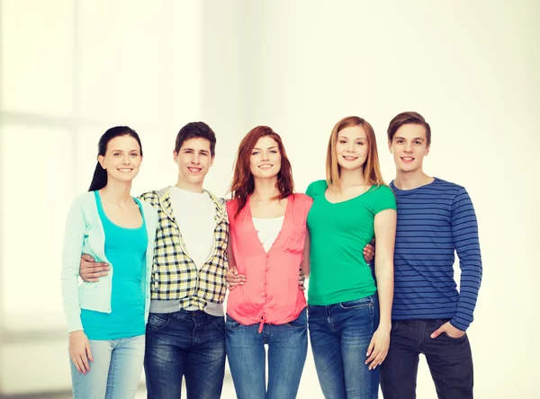 Grupp leende studenter står — Stockfoto