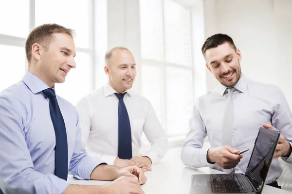 Smiling businessmen having discussion in office — Stock Photo, Image