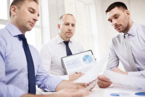 Seriöse Geschäftsleute mit Papieren im Amt — Stockfoto