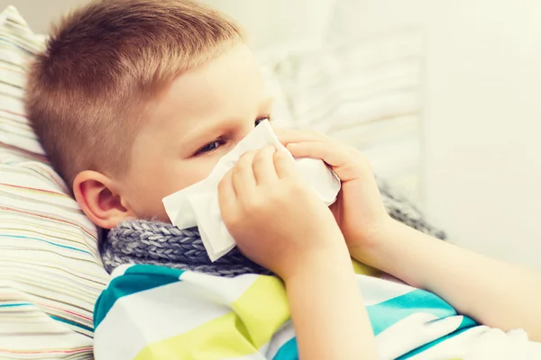 Menino doente com gripe em casa — Fotografia de Stock